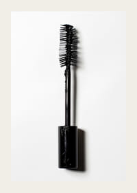 Black mascara that catches the eye with intense color-3