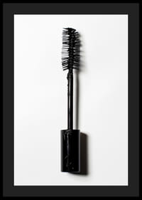 Black mascara that catches the eye with intense color-4