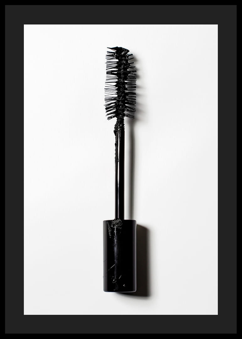 Black mascara that catches the eye with intense color-12