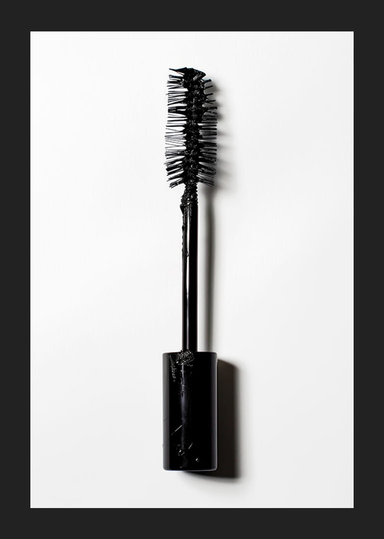 Black mascara that catches the eye with intense color-12