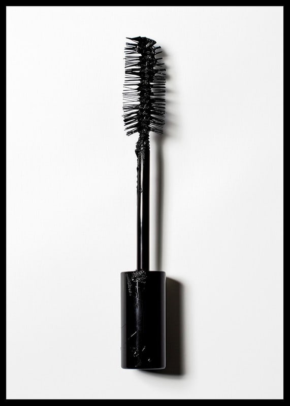 Black mascara that catches the eye with intense color-12