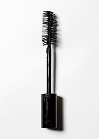Black mascara that catches the eye with intense color-7