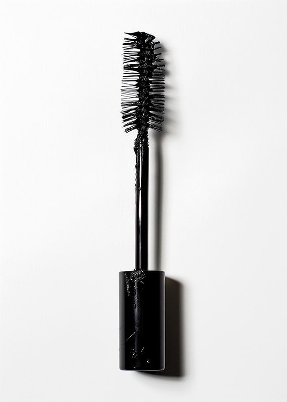 Black mascara that catches the eye with intense color-12