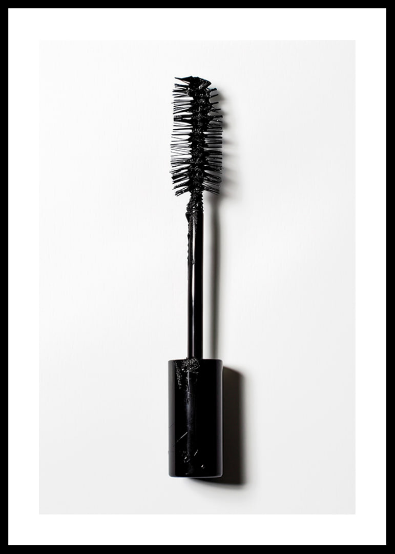 Black mascara that catches the eye with intense color-12