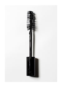 Black mascara that catches the eye with intense color-1