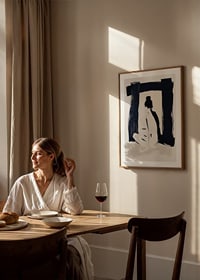 Elegantná silueta sa objavuje v jemných kontrastoch čiernej a bielej-8