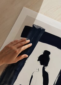 Elegantná silueta sa objavuje v jemných kontrastoch čiernej a bielej-9