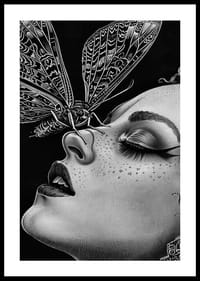 En drömlik nattfjäril kysser ett ansikte i svartvit mystik-2