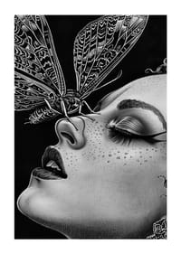 En drömlik nattfjäril kysser ett ansikte i svartvit mystik-3