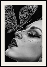 En drömlik nattfjäril kysser ett ansikte i svartvit mystik-4