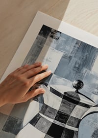 Plakāts ar abstraktu, rūtainu krūzi uz ģeometriska fona zilos toņos-9