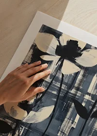 Svartvita blommor mot en kontrasterande bakgrund-9
