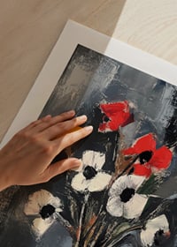 Ein bunter Blumenstrauß auf einer karierten Tischdecke-9