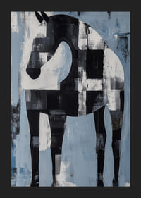 En svart og hvit hest i et abstrakt landskap av blå og hvite fargetoner-5