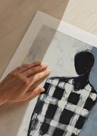 En mystisk figur mot en dämpad bakgrund skapar en drömsk atmosfär-9